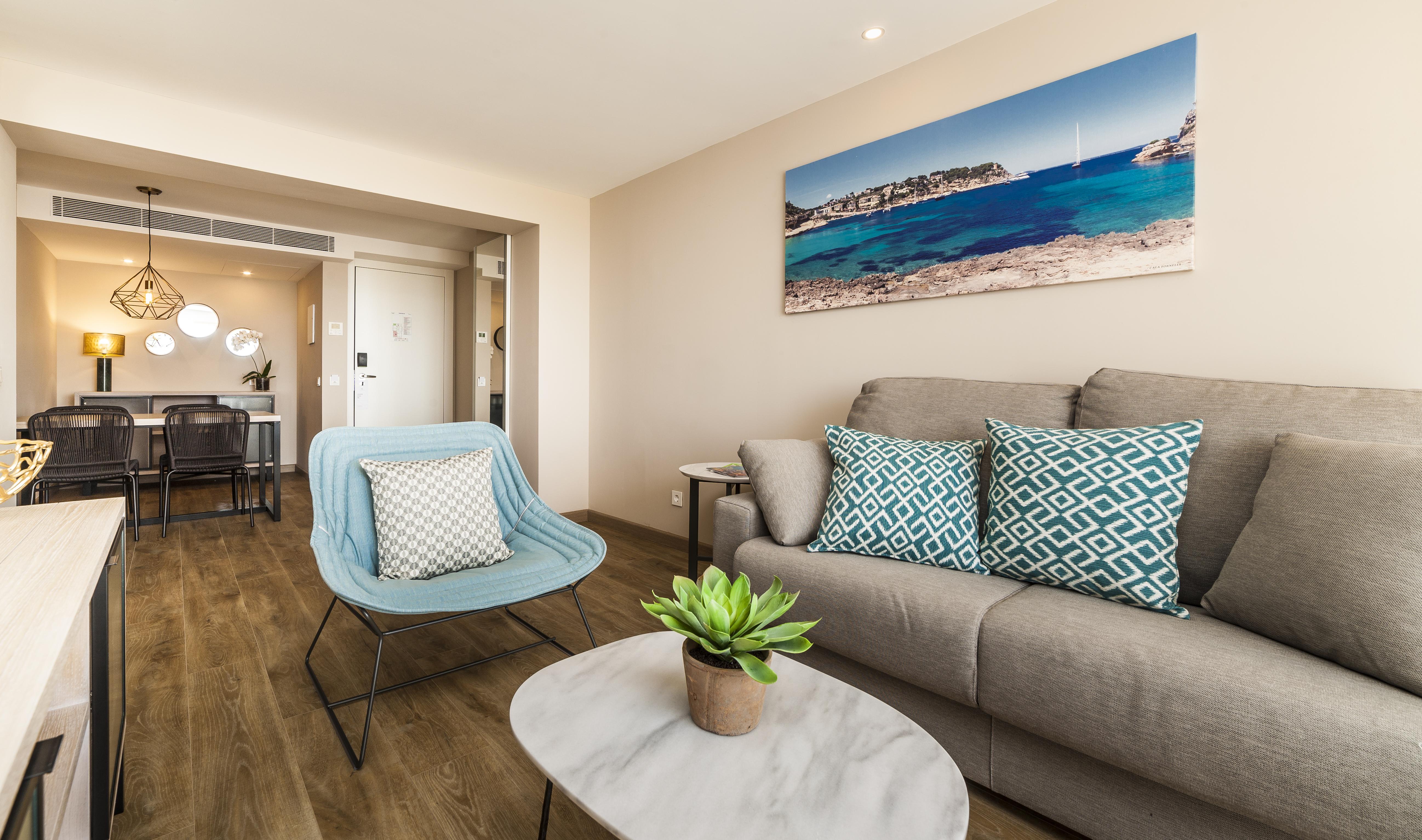 ホテル エウロエスタルス マリヴェン パルマ・デ・マリョルカ エクステリア 写真 A living room in a modern apartment in Palma de Mallorca, Spain.