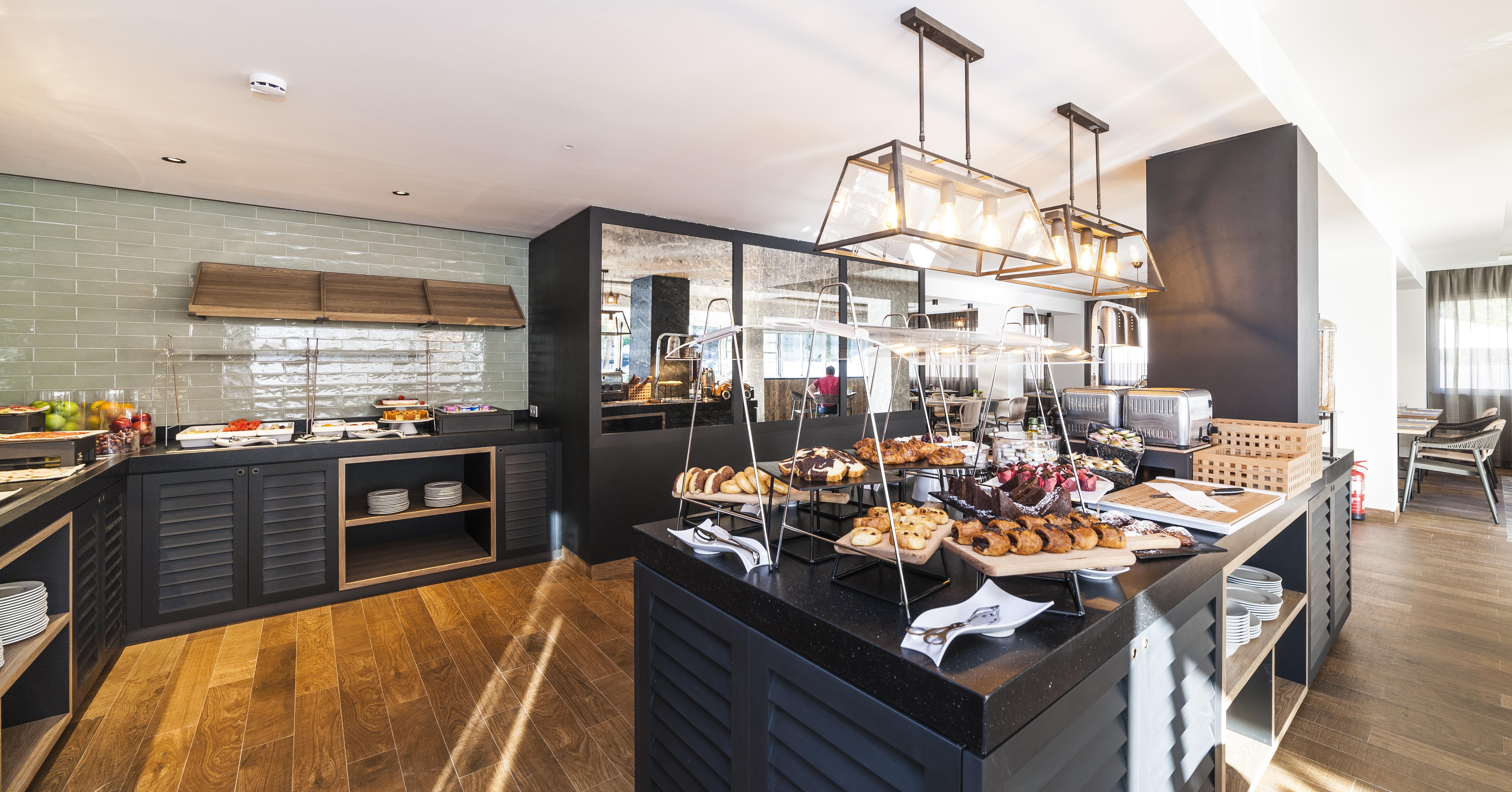 ホテル エウロエスタルス マリヴェン パルマ・デ・マリョルカ エクステリア 写真 Breakfast buffet at the hotel
