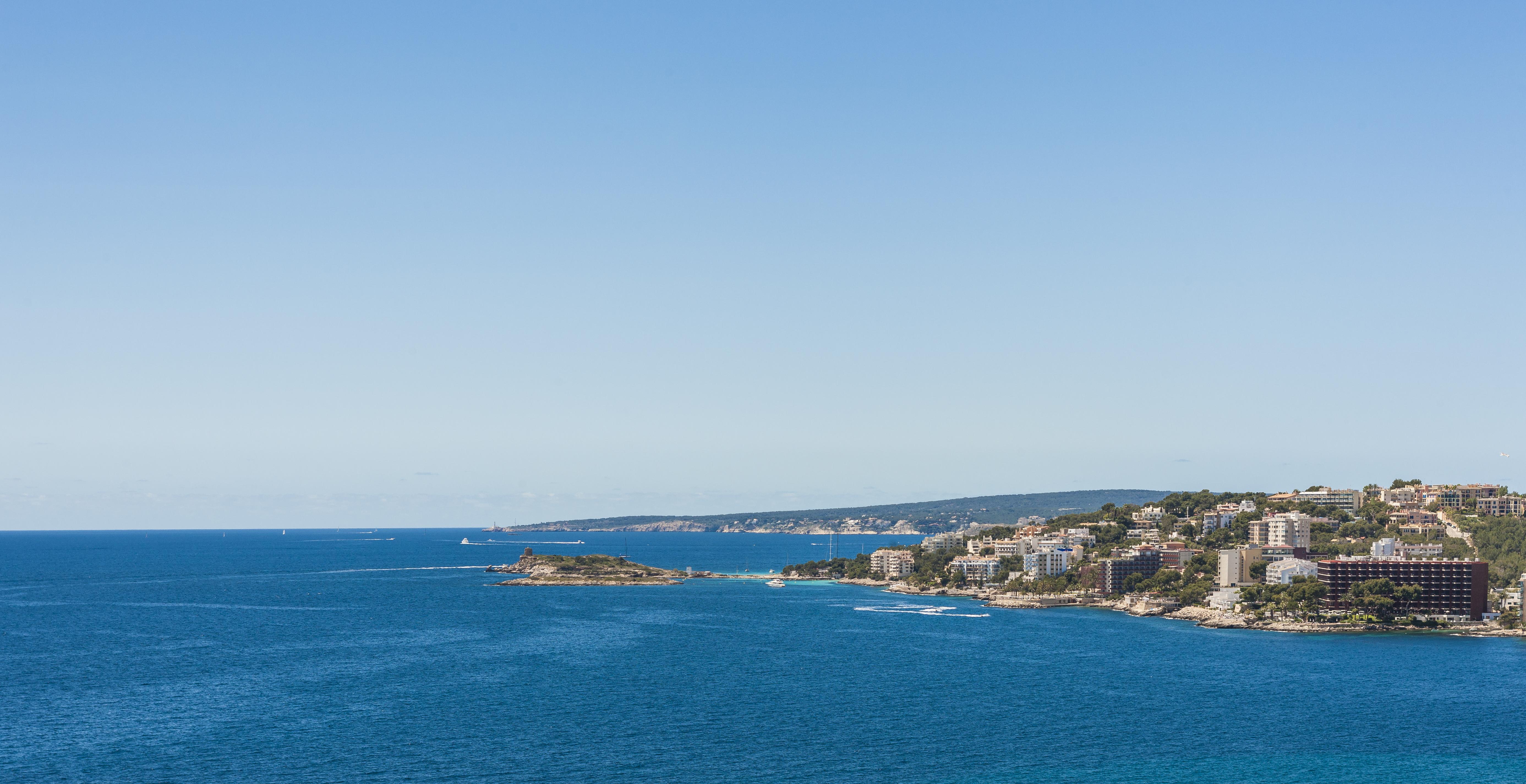 ホテル エウロエスタルス マリヴェン パルマ・デ・マリョルカ エクステリア 写真 The town of Portals Nous, in the Mediterranean Sea.