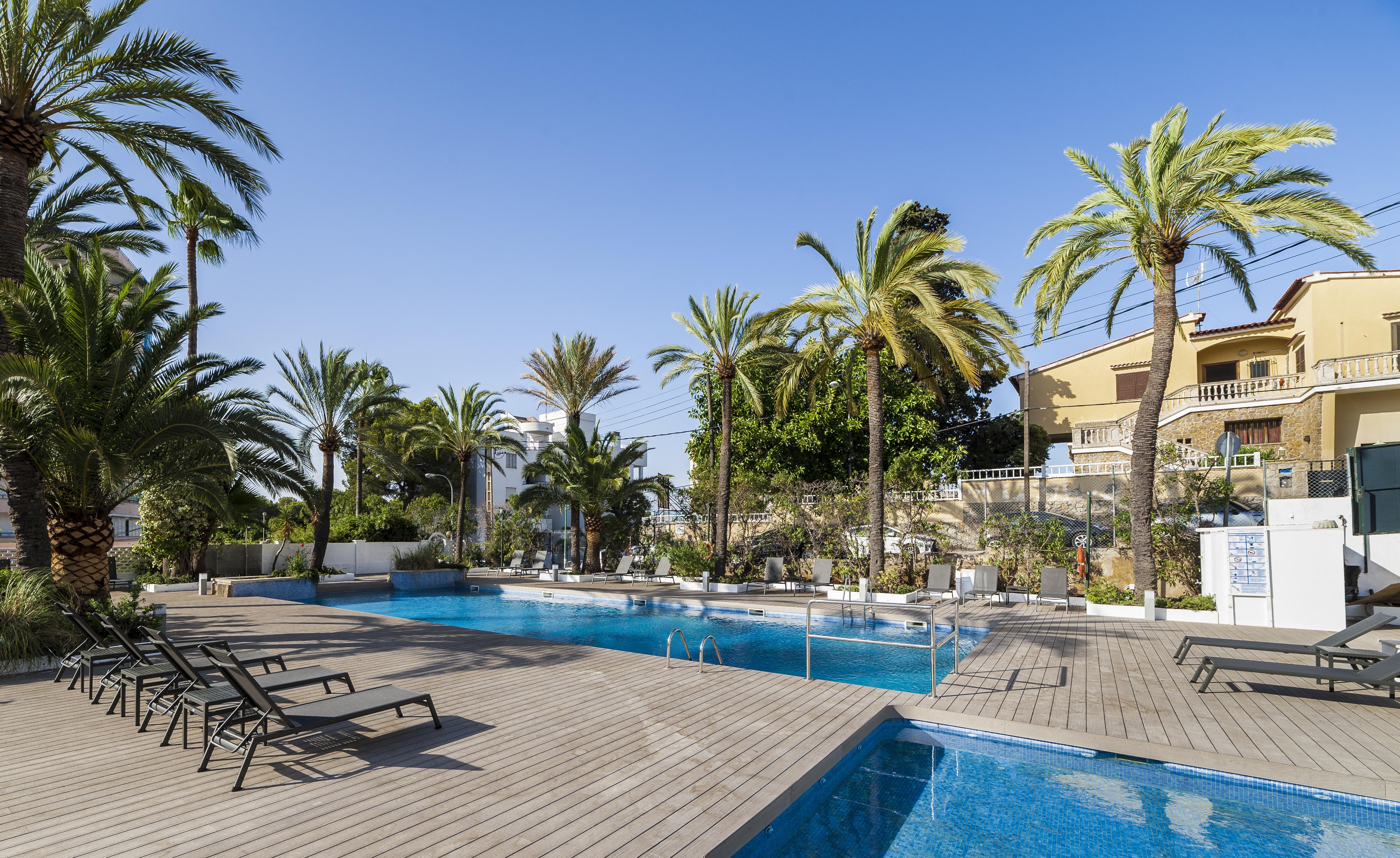 ホテル エウロエスタルス マリヴェン パルマ・デ・マリョルカ エクステリア 写真 The swimming pool of the hotel