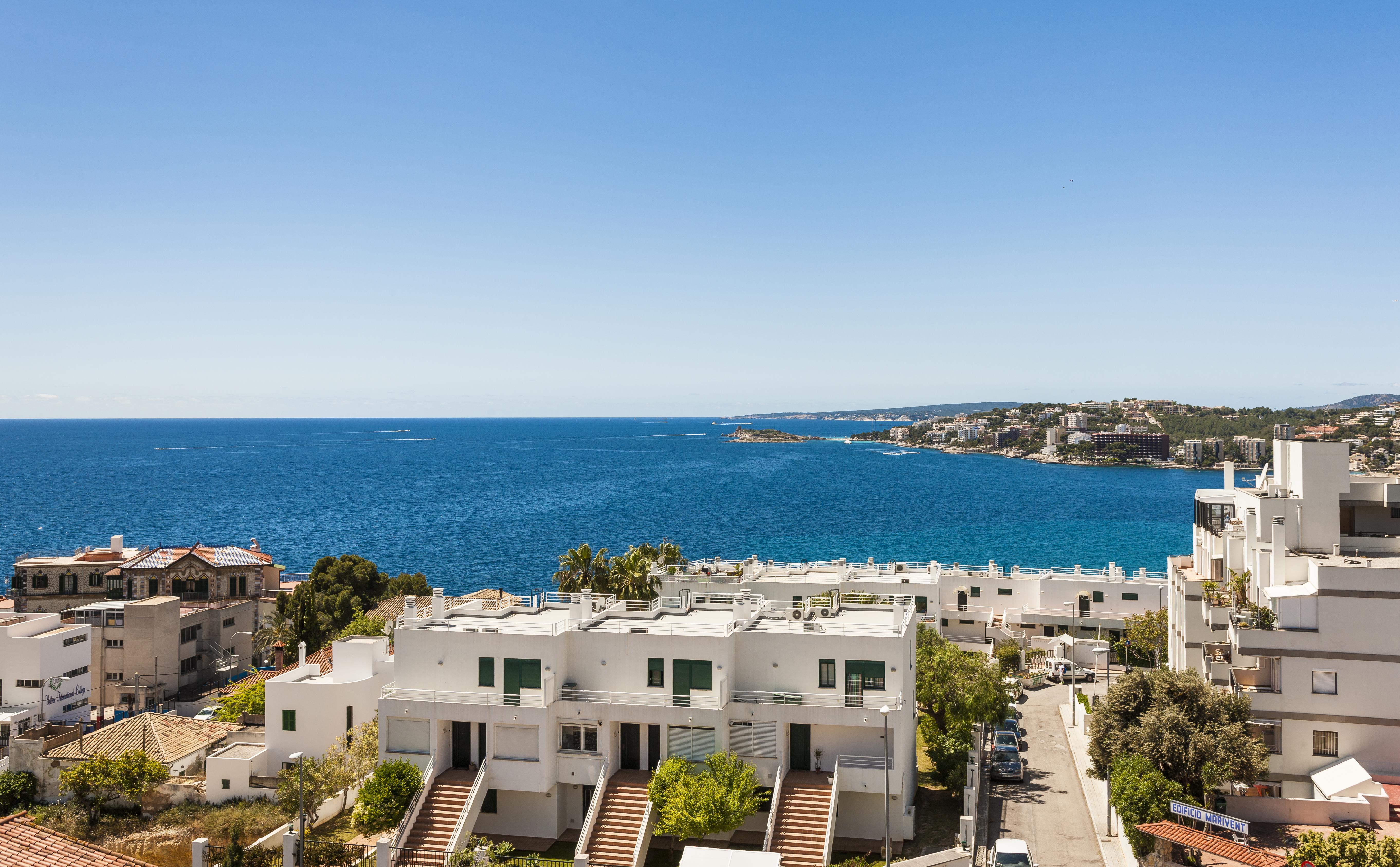 ホテル エウロエスタルス マリヴェン パルマ・デ・マリョルカ エクステリア 写真 A view of the sea from the balcony of a house in Portals Nous
