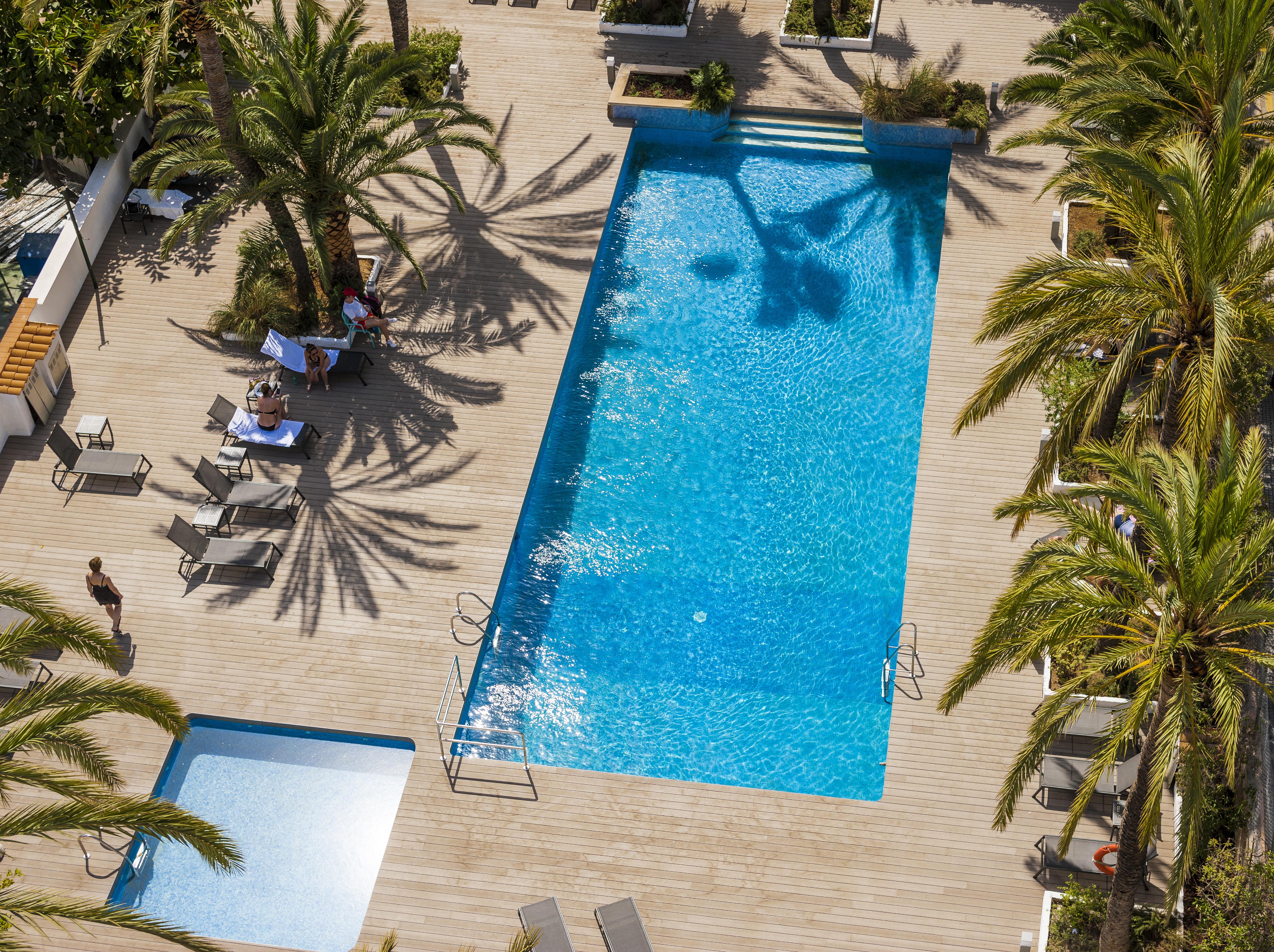 ホテル エウロエスタルス マリヴェン パルマ・デ・マリョルカ エクステリア 写真 The swimming pool of the hotel