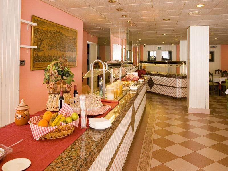 ホテル エウロエスタルス マリヴェン パルマ・デ・マリョルカ レストラン 写真 Breakfast buffet in a hotel