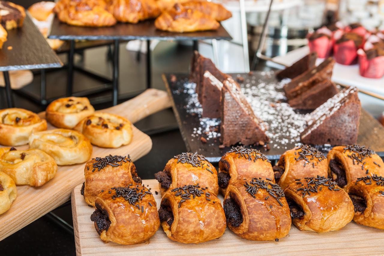 ホテル エウロエスタルス マリヴェン パルマ・デ・マリョルカ エクステリア 写真 "The pastry shop is open for breakfast and lunch"